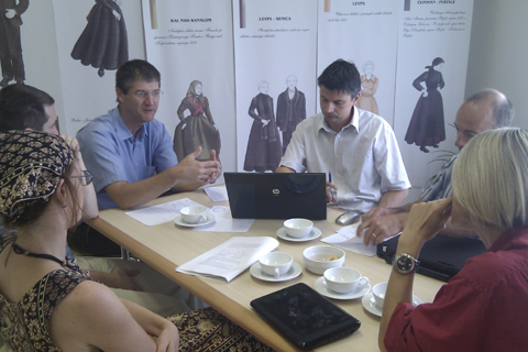 Die Lehrer diskutiern über ihre Ideen zur Umsetzung von MC in den Lehrplan der Technischen Hochschule, Nova Gorica, SI